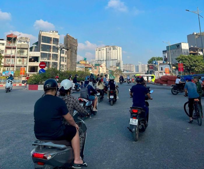 Một số đoạn tuyến Vành đai 2,5 đã được đưa vào lưu thông, từng bước tăng cường kết nối với mạng lưới đường hiện hữu, mở thêm lộ trình di chuyển và góp phần giảm áp lực giao thông giờ cao điểm tại Hà Nội. Ảnh: PV