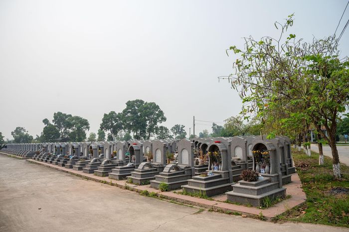 Người dân có thể dễ dàng tra cứu vị trí, tiếp cận sơ đồ chỉ dẫn đường đi đến mộ người thân nhanh chóng thông qua mã định danh, nhất là vào các dịp cao điểm như Tết Nguyên đán hay tiết Thanh minh. Ảnh: Anh Hoàn
