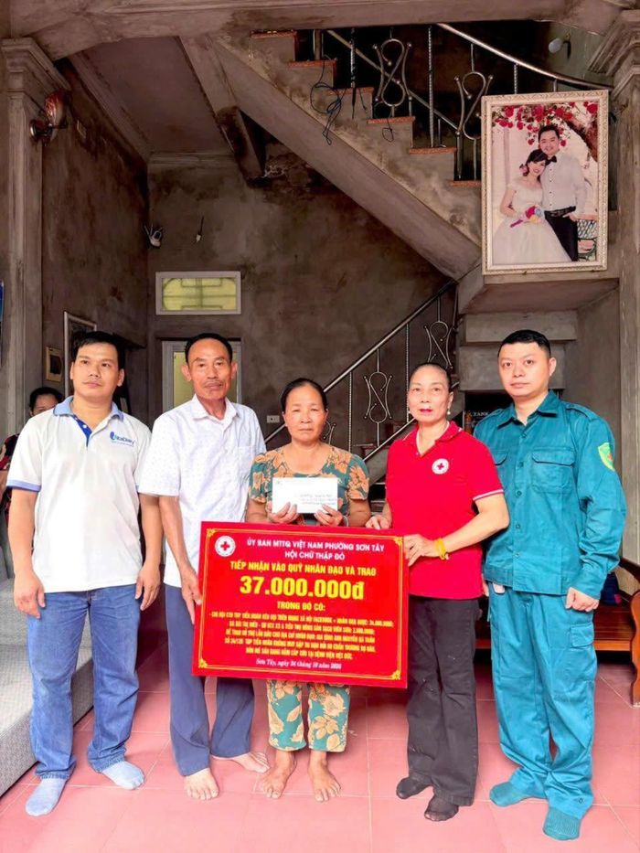 Hội Chữ thập đỏ phường Sơn Tây kịp thời trao hỗ trợ để gia đình anh Nguyễn Bá Tuấn có thêm kinh phí điều trị trong cơn nguy kịch. Ảnh: Thu Dung