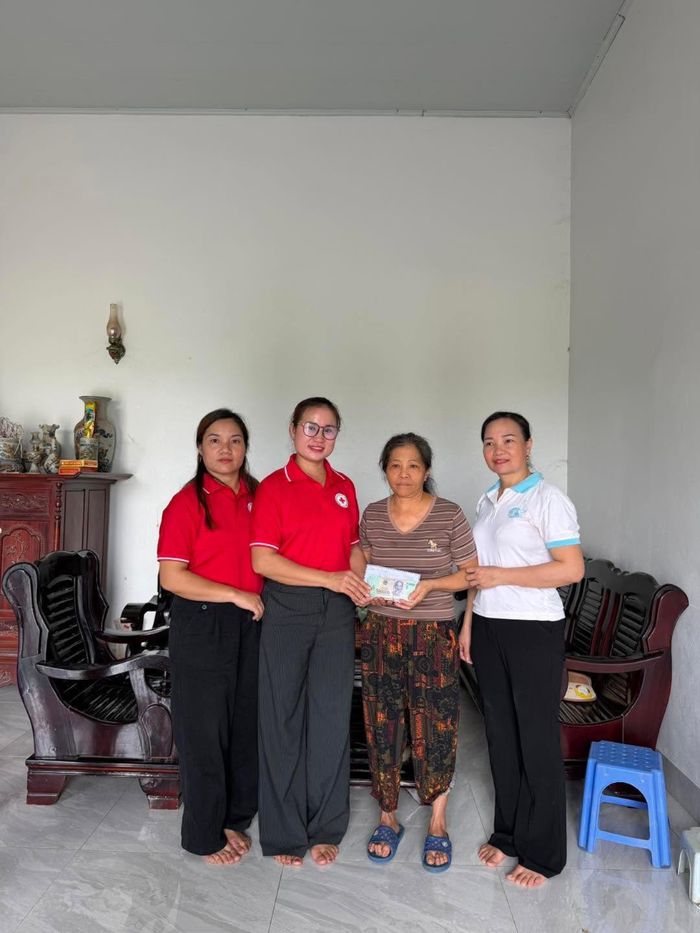 Trao hỗ trợ kịp thời, tiếp thêm nghị lực cho gia đình cháu Hoàng Văn Định, giúp người bệnh và người thân cháu vượt qua nghịch cảnh. Ảnh: Thu Dung