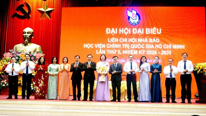 Ban Chấp hành Liên chi hội Nhà báo Học viện Chính trị Quốc gia Hồ Chí Minh nhiệm kỳ 2026-2031 ra mắt Đại hội. Ảnh: B.Duy