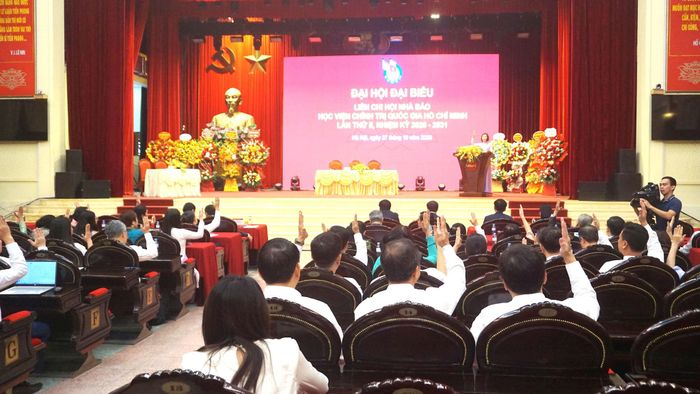 Đại biểu tham gia biểu quyết tại Đại hội. Ảnh: B.Duy