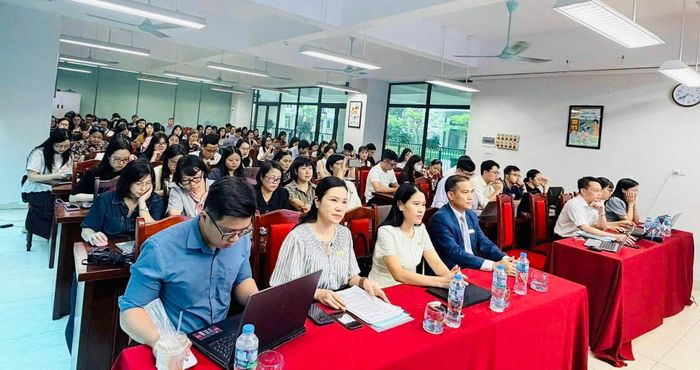 Ngoài đứng lớp, giáo viên phải thực hiện nhiều nhiệm vụ khác. Ảnh: MĐ