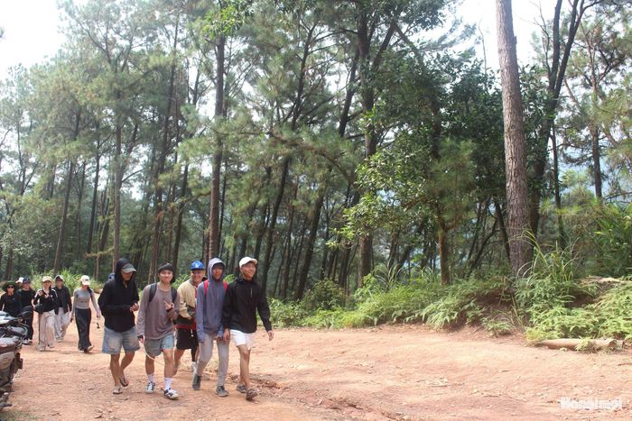 Núi Hàm Lợn (xã Trung Giã) là điểm trekking thu hút đông đảo du khách. Ảnh: Mộc Miên