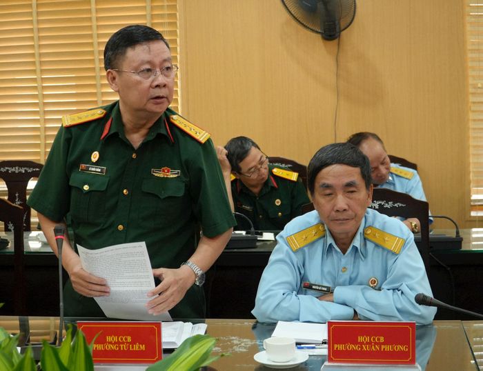 Đại diện các phường trong Cụm thi đua số 4 đóng góp ý kiến tại hội nghị. Ảnh: Tùng Lâm.
