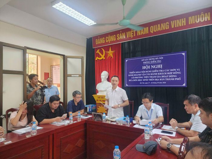 Đại diện Phòng Kiểm tra (Sở Xây dựng Hà Nội) công bố kế hoạch kiểm tra. Ảnh: Văn Huế