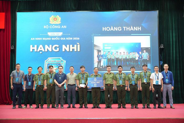 Trao giải Nhì cho đội Hoàng Thành. Ảnh: T.U