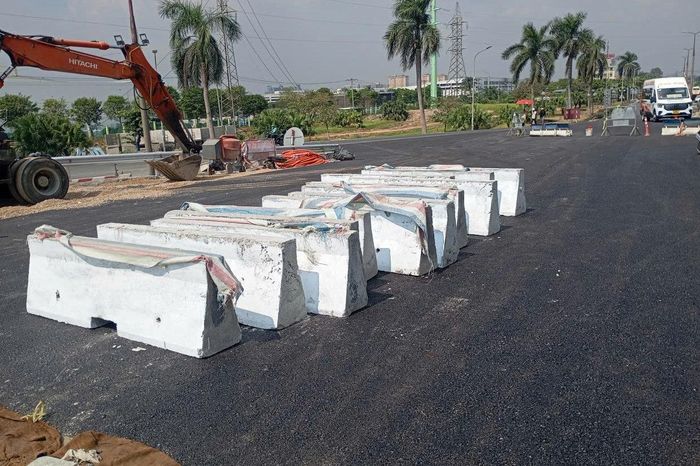 Những công đoạn thi công cuối cùng đang được rốt ráo triển khai. Ảnh: Phạm Công