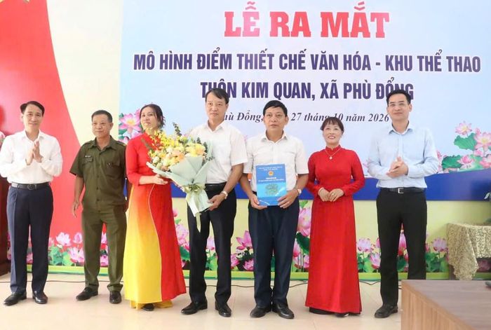 Các đồng chí lãnh đạo xã chúc mừng Ban chủ nhiệm nhà văn hóa - khu Thể thao thôn Kim Quan. Ảnh PV