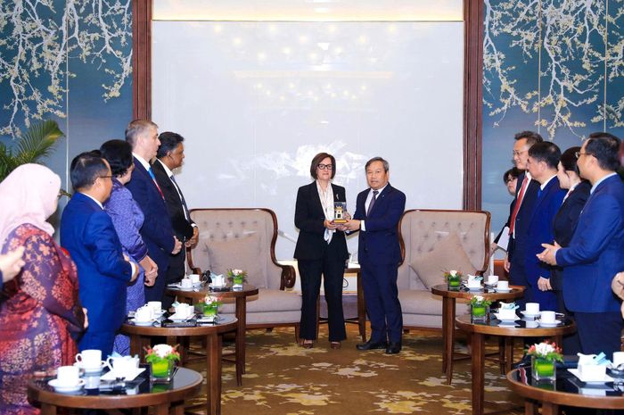 Chủ tịch UBND thành phố Hà Nội Vũ Đại Thắng tặng quà cho bà Sotiria Ntouni. Ảnh: Viết Thành