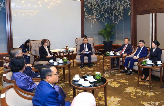 Chủ tịch UBND thành phố Hà Nội Vũ Đại Thắng tiếp Đoàn đại biểu quốc tế tham dự Hội thảo. Ảnh: Viết Thành