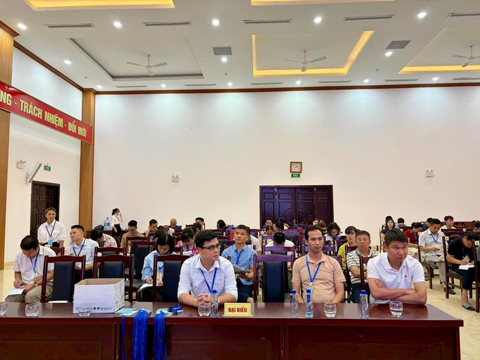 Sáng 25-10, Ban Quản lý dự án đầu tư – Hạ tầng xã Phúc Thịnh (Hà Nội) phối hợp với Công ty Đấu giá hợp danh Lạc Việt tổ chức phiên đấu giá quyền sử dụng đất đối với 29/36 thửa đất đủ điều kiện. Ảnh: Thanh Hà