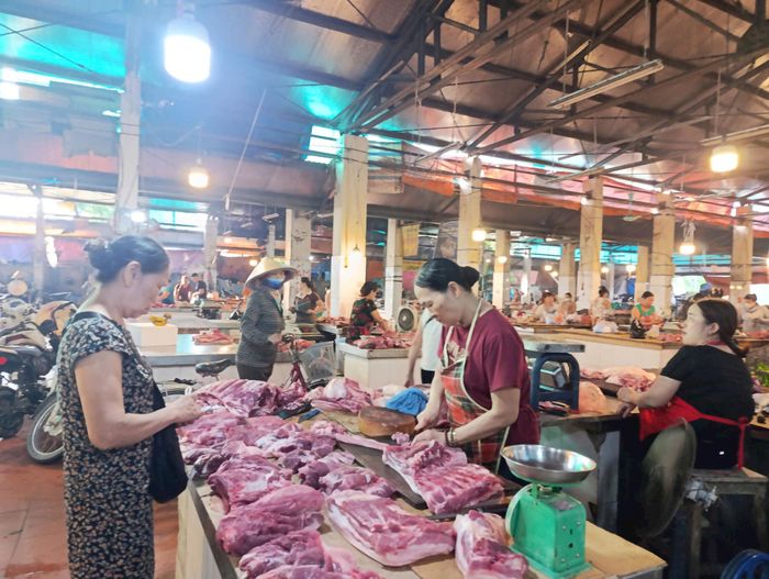 Người tiêu dùng mua thịt lợn tại chợ Đục Khê, xã Hương Sơn. Ảnh: Phương Nga