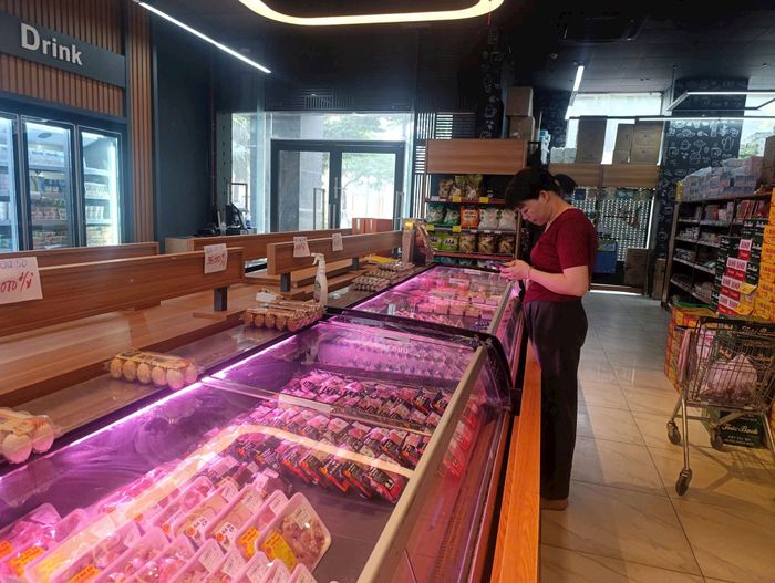 Tại siêu thị T-Mart ở Dương Nội, thịt lợn CP nạc dăm và ba chỉ có giá 233.000 đồng/kg, thịt vai 189.000 đồng/kg... Ảnh: Phương Nga