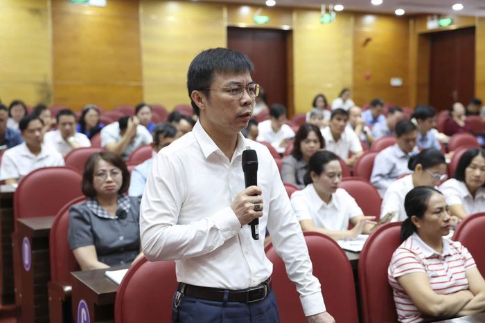 Đại diện Nhân dân nêu ý kiến tại hội nghị. Ảnh: CTV.