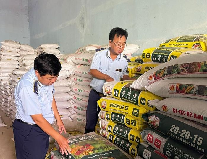 Lực lượng Quản lý thị trường tỉnh Lâm Đồng kiểm tra cơ sở kinh doanh phân bón. Ảnh: Quản lý thị trường Lâm Đồng