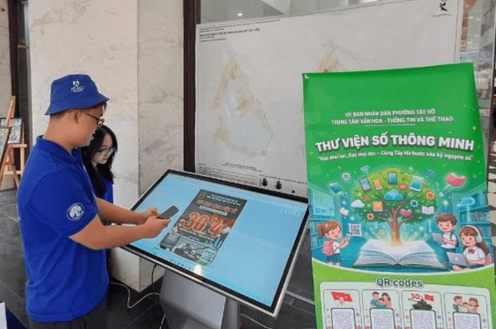 Các bạn trẻ trải nghiệm đọc sách trong thư viện số phường Tây Hồ. Ảnh: Trung tâm VHTT&TT phường