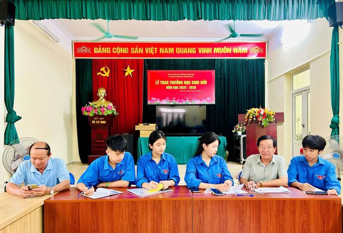 Ông Phạm Ngọc Quế (thứ hai từ phải sang) trao đổi cùng các đoàn viên, thanh niên. Ảnh: PV