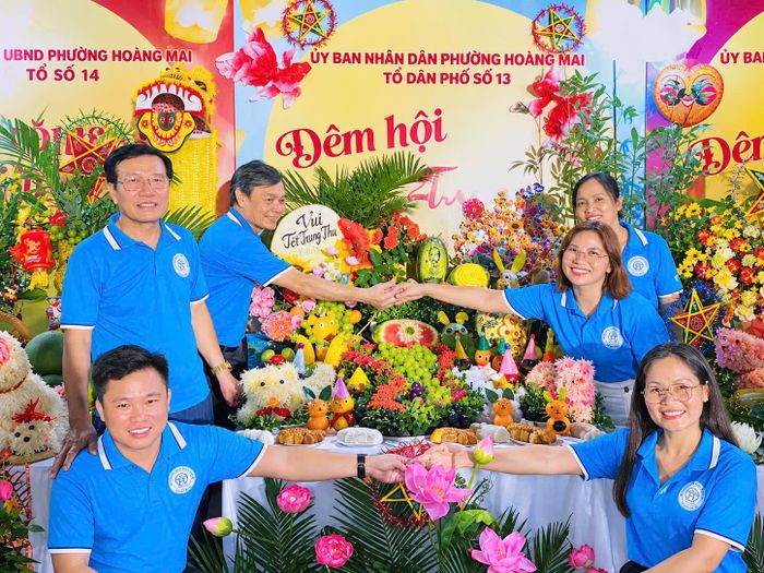 Ông Phạm Ngọc Quế (đứng ngoài cùng từ trái sang) tổ chức "Đêm hội trăng rằm" cho các cháu thiếu trên địa bàn. Ảnh: PV