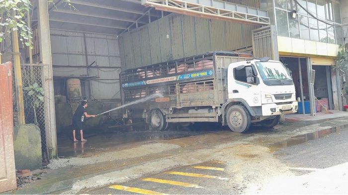 Nước rửa xe chở lợn được xả trực tiếp ra môi trường. Ảnh PV