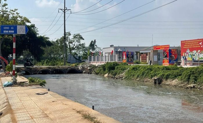 Kênh Khê Tang - đoạn ngay trước UBND xã Bình Minh. Ảnh PV