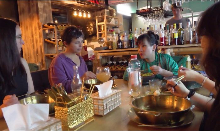 Chị Nguyễn Lê Hoa (áo xanh) cùng bạn bè quốc tế thưởng thức ẩm thực Việt Nam. Ảnh: Nhân vật cung cấp.