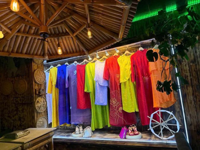Nguyễn Lê Hoa dành hẳn một góc của nhà hàng để trưng bày những sản phẩm áo dài truyền thống từ lụa, tơ tằm của Việt Nam. Ảnh: Nhân vật cung cấp