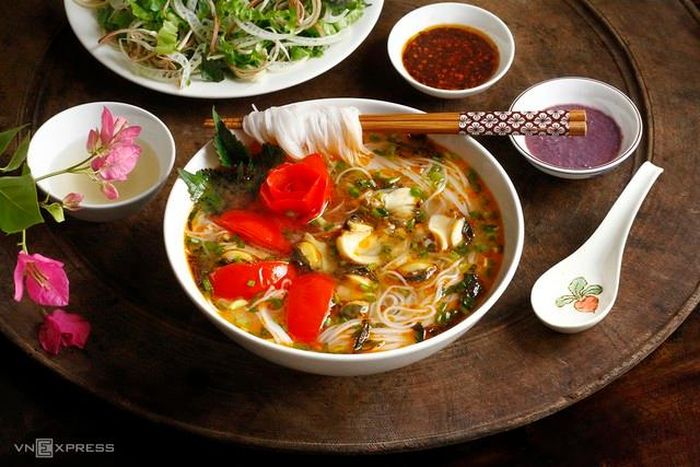 Trình bày và thưởng thức: Chần bún rối sợi nhỏ cho vào bát, bày 5 - 6 con ốc, vài ba miếng cà chua, thêm hành hoa, tía tô thái nhỏ rồi múc nước dùng nóng rẫy chan lên. Khi ăn, cho chút mắm tôm, ớt chưng trộn đều rồi thưởng thức cùng rau ghém.