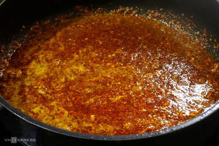 Làm ớt chưng: Nên làm sẵn sử dụng cho nhiều món ngon Hà Nội. Phi thơm hành khô với mỡ lợn, thêm chút dầu màu điều lên màu đẹp mắt (tùy chọn), trút ớt bột vào chưng ở lửa nhỏ. Nêm chút mắm hoặc muối cho đậm vị. Để nguội cho mỡ ngấm đều vào từng hạt ớt chưng có màu nâu đỏ đẹp mắt.