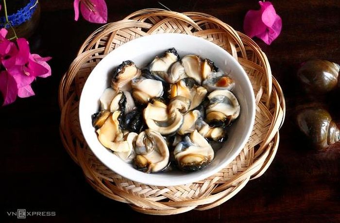 Sơ chế thịt ốc: Tùy theo khẩu vị mà có 2 cách thức sơ chế thịt ốc: Luộc sơ hoặc làm sống. Nếu thích ăn giòn thì làm sống bằng cách dùng dao chặt trôn ốc rồi dùng đũa ngoáy đẩy toàn bộ phần ốc ra. Nếu thích thơm và tận dụng nước luộc làm nước dùng, đem luộc cho chút giấm bỗng, muối hạt cùng chút nước đun sôi bùng một dạo, ốc bong mày vớt ra luôn, khêu thịt ốc ra, bỏ túi phân, cạo nhớt ở miệng rồi ngâm qua nước pha chút giấm bỗng, lấy nước ốc luộc nóng dội qua cho sạch sẽ, để ráo nước. Nếu làm ốc sống thì ướp chút gia vị rồi xào nhanh tay trên lửa lớn với đầu hành trắng cho ốc chín tới giữ độ béo giòn. Phần nước luộc ốc để lắng, lọc nước trong để làm nước dùng.