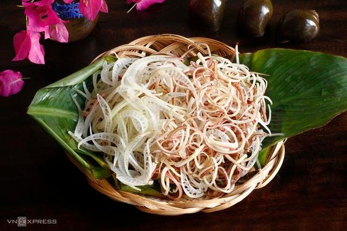 Rau ghém: Bún ốc nóng thường ăn kèm các loại rau ghém: Xà lách, tía tô, kinh giới, hoa chuối, thân chuối... sơ chế, rửa sạch, vẩy ráo nước.