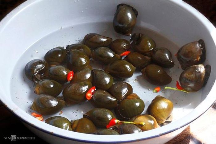 Chọn và sơ chế ốc: Chọn mua ốc nhồi ta với dấu hiệu nhận biết như vỏ mỏng, miệng đầy, trôn nhọn và cầm lên nặng tay. Để khử bùn nhớt, theo sách dạy nấu ăn do Tân Dân thư quán xuất bản năm 1930 nên ngâm nước vo gạo sạch ít nhất một ngày. Thỉnh thoảng chắt nước cũ rồi thay nước mới. Có nhà cầu kỳ hơn còn đem treo gác bếp (xa chỗ nóng) để vài hôm thì ốc sạch và béo thêm. Sau đó, ngâm ốc sơ qua nước lã pha chút giấm bỗng và ớt để khử mùi bùn đất còn vương rồi rửa sạch. Phần ốc vặn cũng ngâm rửa sạch để nấu lấy nước dùng.
