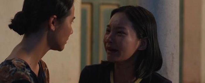Thơ bật khóc khi mẹ báo tin bố mất do tai nạn sập hầm. Ảnh VTV