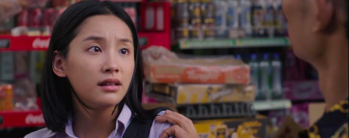 Thơ bị nhóm người đòi nợ bắt cóc để yêu cầu mẹ cô phải trả hết nợ nần. Ảnh VTV