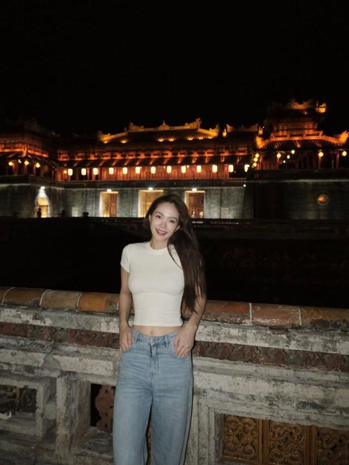 Trước đó, Minh Hằng cũng gây sự chú ý khi chia sẻ hình ảnh xinh tươi, trẻ trung khi có chuyến thăm Cố đô Huế.