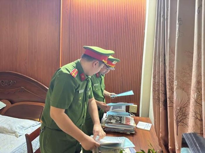 Cơ quan công an khám xét nơi ở của đối tượng Quách Chí Lâm - (ảnh Công an Phú Thọ).