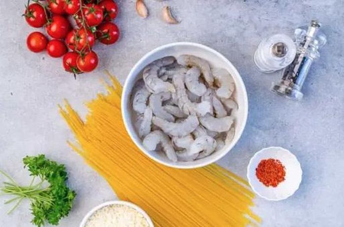 Nên chọn tôm có vỏ sáng, thân săn chắc, không có mùi lạ; cà chua chín đỏ tự nhiên sẽ giúp nước sốt có màu đẹp và vị ngọt dịu. Nếu cà chua hơi chua, có thể điều chỉnh vị bằng cách nấu lâu hơn hoặc thêm một chút đường, không nên cho quá nhiều khiến sốt mất vị thanh.