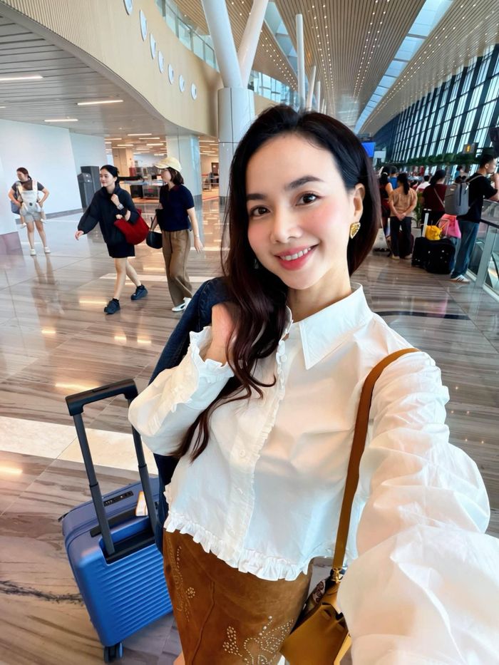 "Một set đồ bụi phủi, street style nhưng vẫn tiểu thư nũng nịu. Kín đáo mà không đơn điệu, cá tính nhưng vẫn nữ tính. Nàng thích phá cách mà vẫn mê ngọt ngào thì khám phá bộ sưu tập Thu Đông mới nhé", bà xã Victor vũ cho biết thêm.