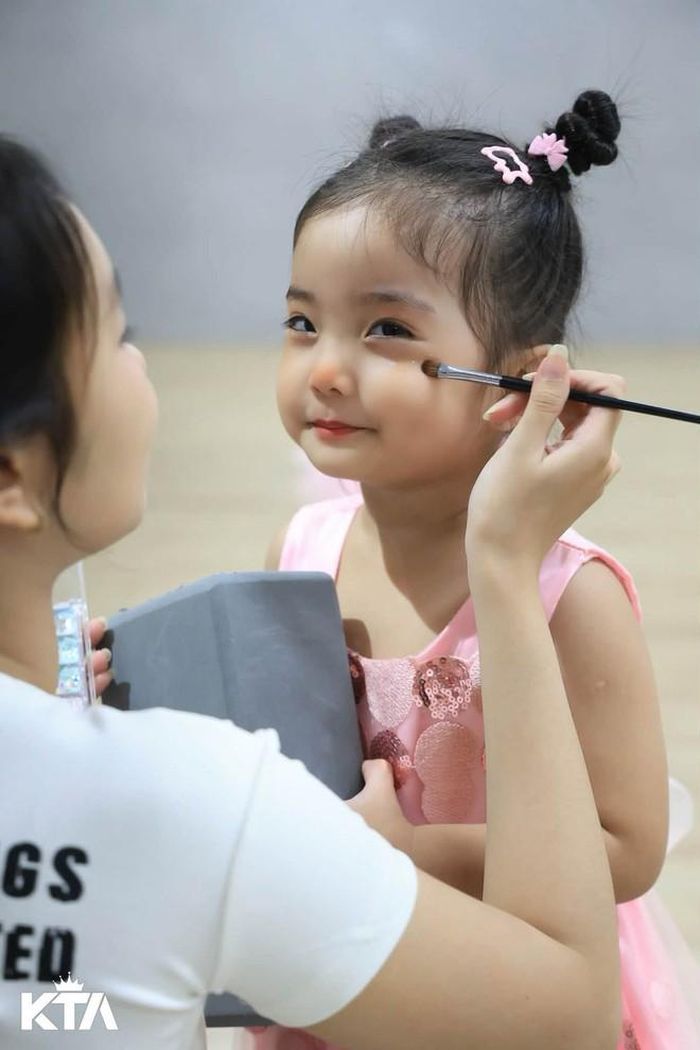 Lisa lúc makeup được ví như mèo con vì quá đáng yêu.