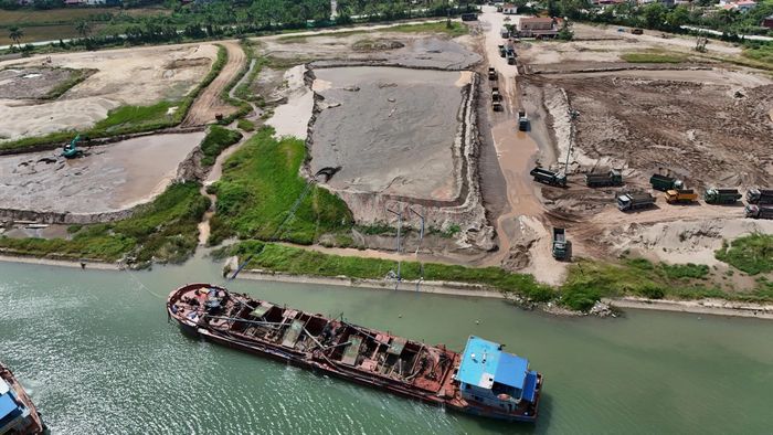Nước thải từ các khu vực tập kết và rửa vật liệu trong bãi chảy trực tiếp qua hệ thống mương đất, mang theo bùn cát hòa vào dòng chảy sông Hồng.