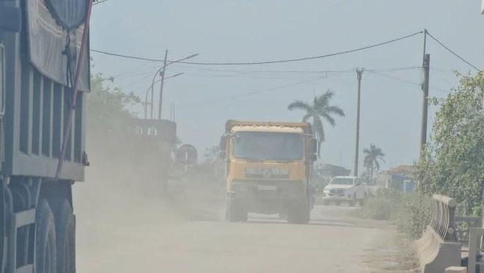 Biển báo tải trọng 12 tấn được cắm trên tuyến đường đê hữu Hồng, nhưng thực tế nhiều xe tải trọng lớn vẫn vô tư lưu thông, gây áp lực lớn lên kết cấu hạ tầng giao thông đê điều. Xe tải chở vật liệu cơi nới, phóng nhanh trên tuyến đê hữu Hồng cuốn theo mây bụi mù mịt, làm tầm nhìn bị hạn chế và đe dọa trực tiếp an toàn của người tham gia giao thông.