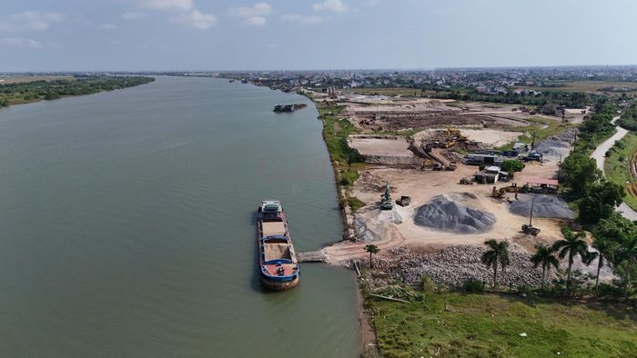 Các phương tiện thủy, sà lan neo đậu và bơm hút vật liệu sát bờ sông, uy hiếp trực tiếp đến hành lang thoát lũ và an toàn đê điều.