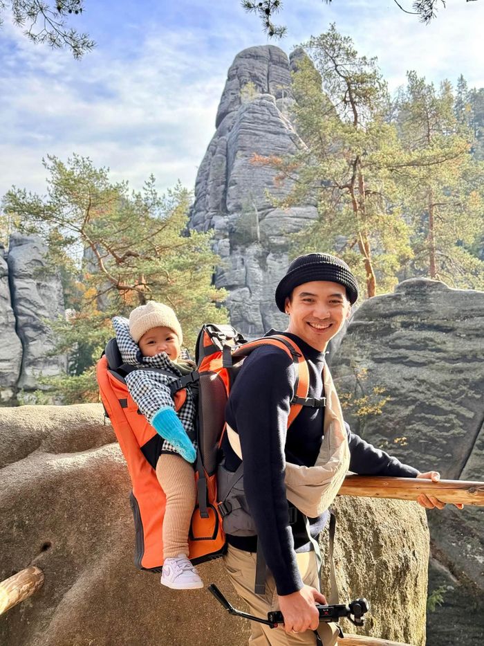 “Suốt dọc đường, ba Khôi địu em Harley trên lưng bằng chiếc ba lô đặc biệt dành cho chuyến leo núi này. Em ngoan ngoãn ngồi sau lưng ba, dỏng tai nghe mẹ Hen thuyết trình và cười thích thú. Điều đó làm mẹ Hen càng muốn đưa em đi chơi nhiều nơi hơn nữa”, cô viết.