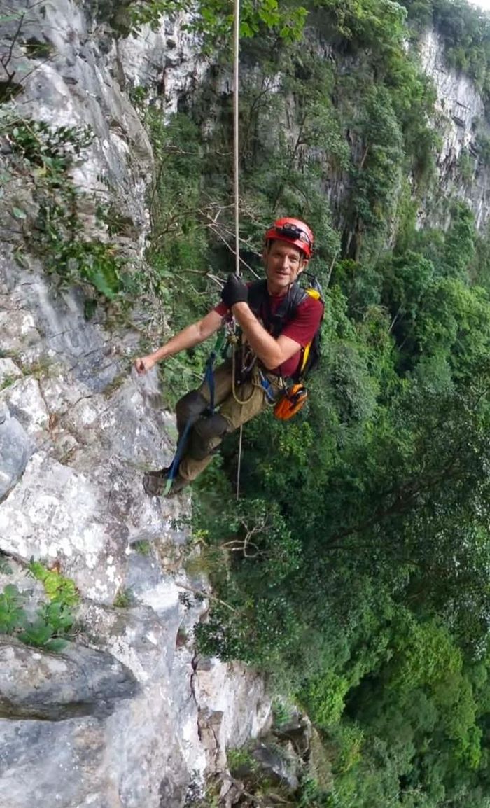 Anh Úy (bên trái) và ông Kevin Ditamore cùng để ý đến vệt đen trên Google Earth. Ảnh: Jungle Boos.