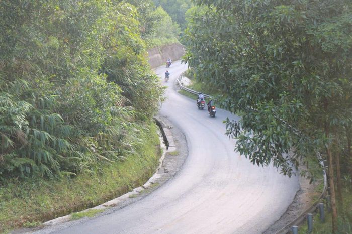 Phần lớn tuyến đường có địa hình đèo dốc cao, nhiều khúc cua khuất tầm nhìn. Ảnh: PV.