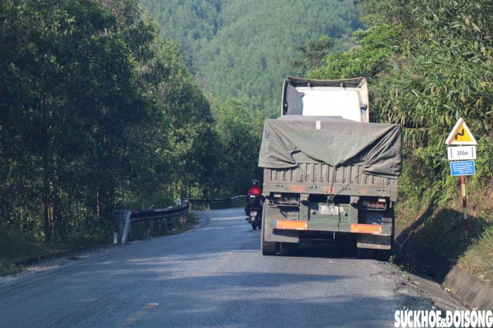 Bên cạnh đó, phương án tổ chức giao thông quy định phân luồng, hạn chế và chỉ cho phép xe sơ mi rơ moóc, xe kéo rơ moóc lưu thông một chiều theo hướng từ đường Hồ Chí Minh về Quốc lộ 1, nhánh đường tránh Huế, trong khung giờ từ 19h đến 5h sáng hôm sau. Ảnh: PV.