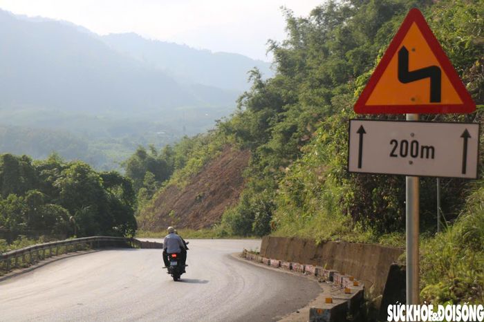 Ngành chức năng cũng rà soát, bổ sung biển hạn chế tốc độ 40km/h đối với xe sơ mi rơ-moóc tại các đoạn đèo dốc, đường cong khuất tầm nhìn theo phương án tổ chức giao thông được cơ quan có thẩm quyền chấp thuận. Ảnh: PV.