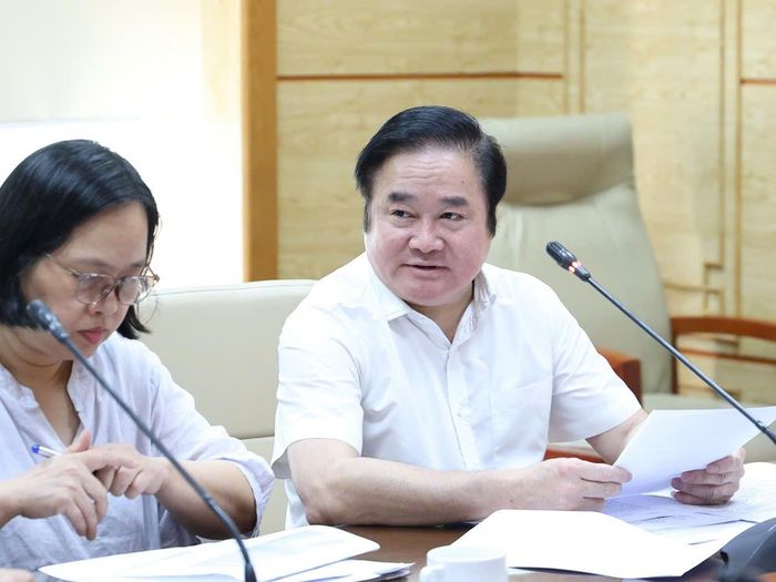 Cục trưởng Cục Phòng bệnh Hoàng Minh Đức báo cáo làm rõ thêm nội dung triển khai Dự án 6 – Tăng cường đáp ứng y tế trong phòng, chống ma túy thuộc Chương trình mục tiêu quốc gia phòng, chống ma túy đến năm 2030. Ảnh: Trần Minh