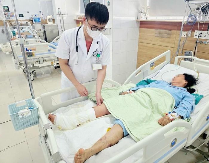 BSNT Nguyễn Quang Minh, Trung tâm Chống độc, Bệnh viện Bạch Mai thăm khám cho người bệnh (Ảnh: Nguyên Hà)