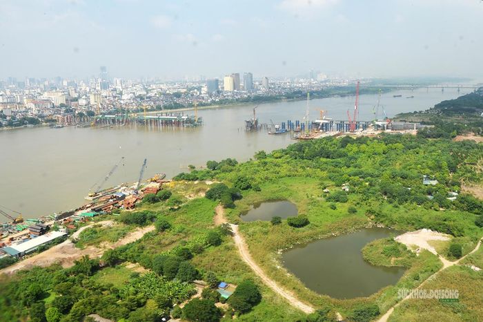 Phía Long Biên, hàng loạt cần cẩu, sà lan và thiết bị chuyên dụng được huy động thi công các hạng mục cầu. Ảnh: Tuấn Anh